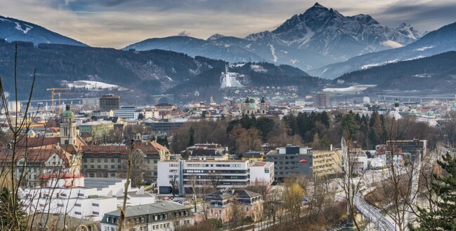 Ausblick auf die Stadt Innsbruck, im Hintergrund die Berge Tirols