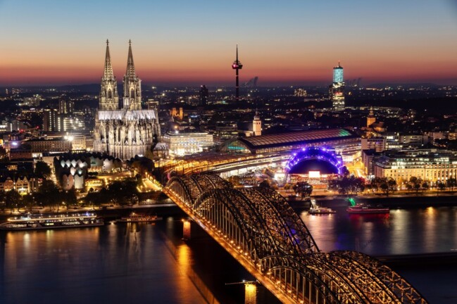 Köln bei Nacht mit Blick auf den Fluß Rhein und den Dom